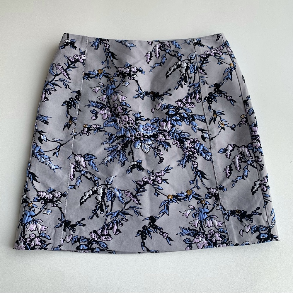LOFT NWT Light Gray Embroidered Skirt Floral Size 2